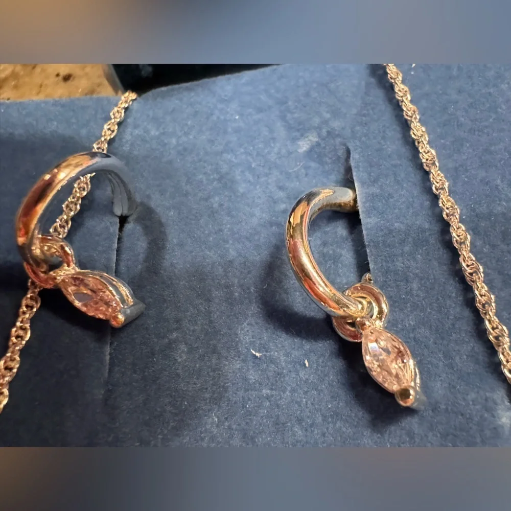 Vintage AVON Elegant Gold Jewelry Set earrings & necklace set IN BOX - Picture 5 of 6
